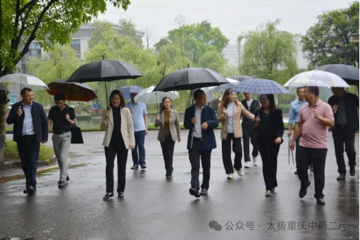 赵光平副书记一行在国药太极中药二厂总经理张伟及相关部门负责人的