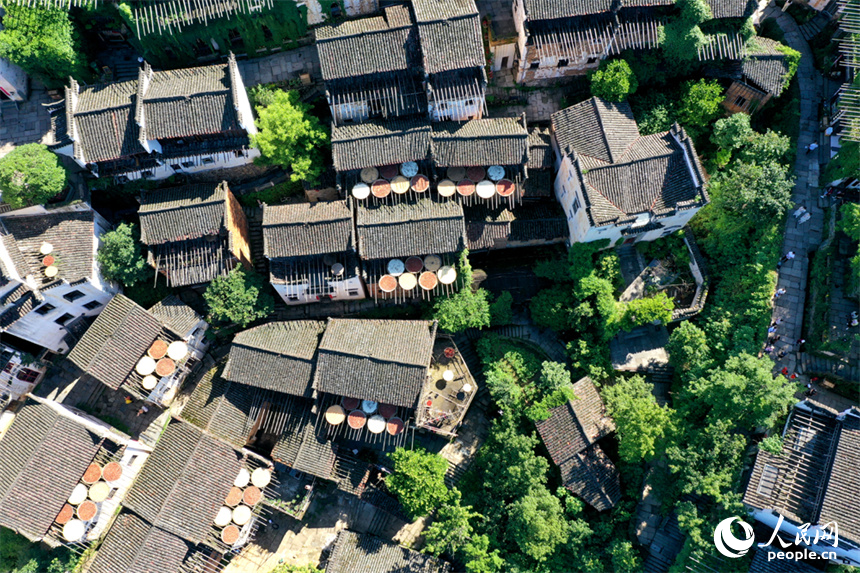 &ldquo;晒秋&rdquo;已成为篁岭独特的地域乡土文化品牌。人民网记者 时雨摄