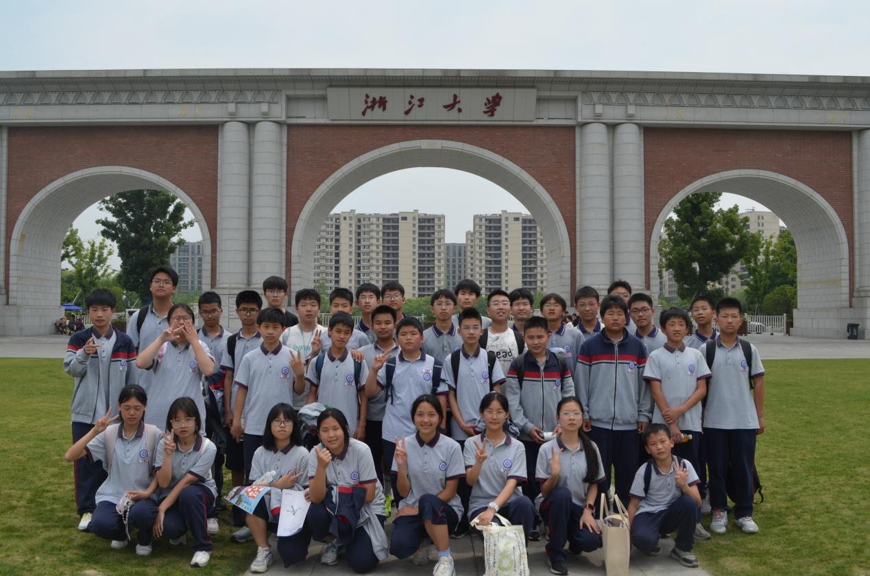 来自浙江大学的优秀学子们,用他们的亲身经历,向学生们分享了大学生活