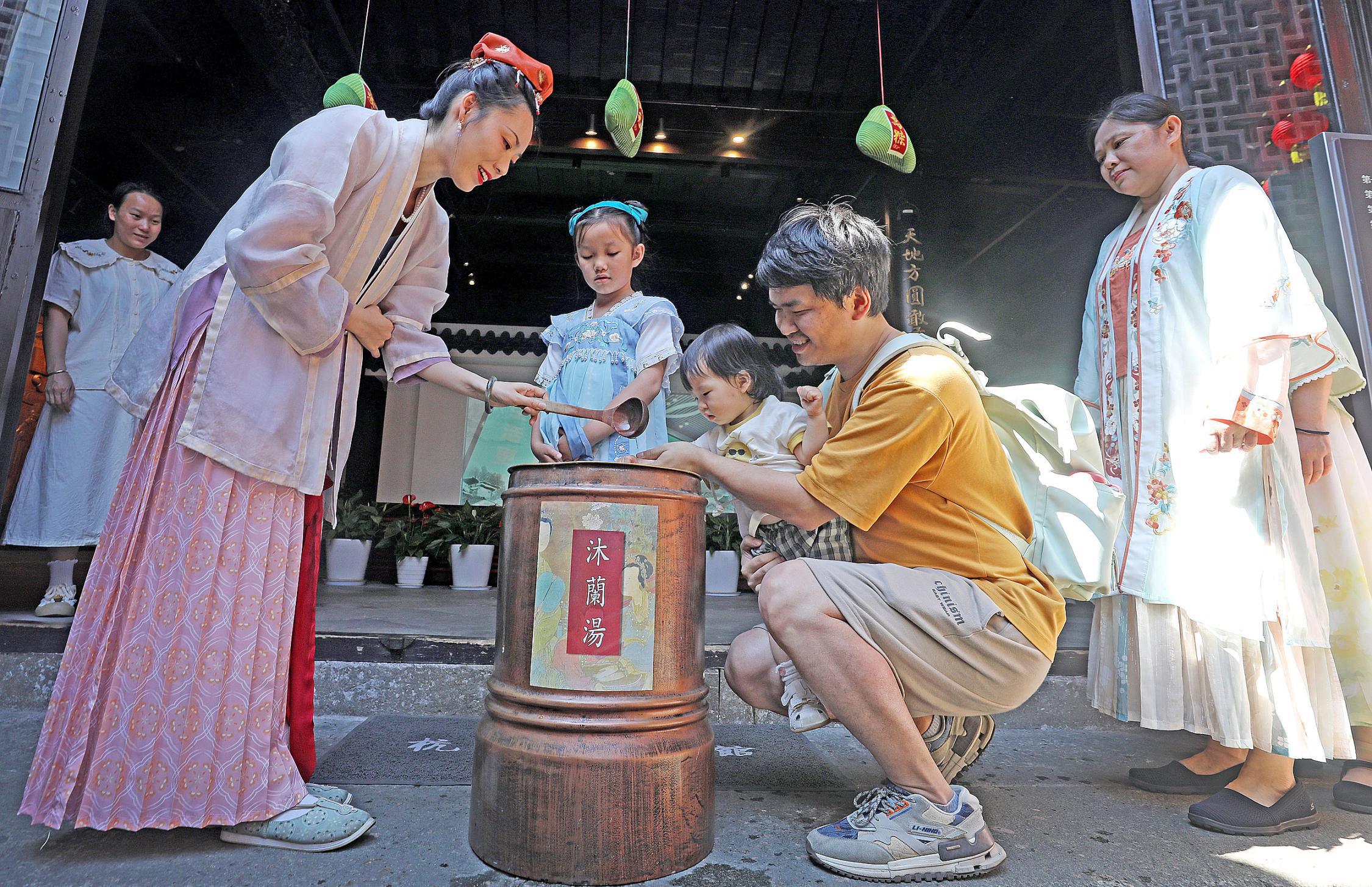 杭州方志馆复原&ldquo;南宋版&rdquo;端午习俗。（图片来源：视觉中国）