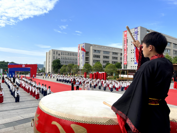 湖北十堰外国语学校:走特色办学道路 育全面发展人才