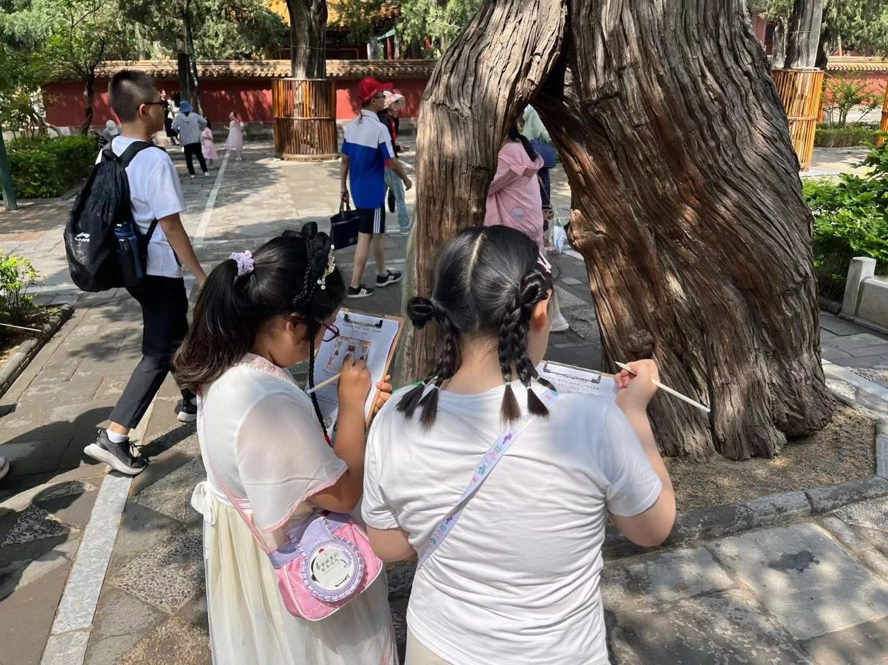 小朋友们参与故宫博物院&ldquo;花信木语&mdash;&mdash;故宫仲夏日&rdquo;活动。故宫博物院供图