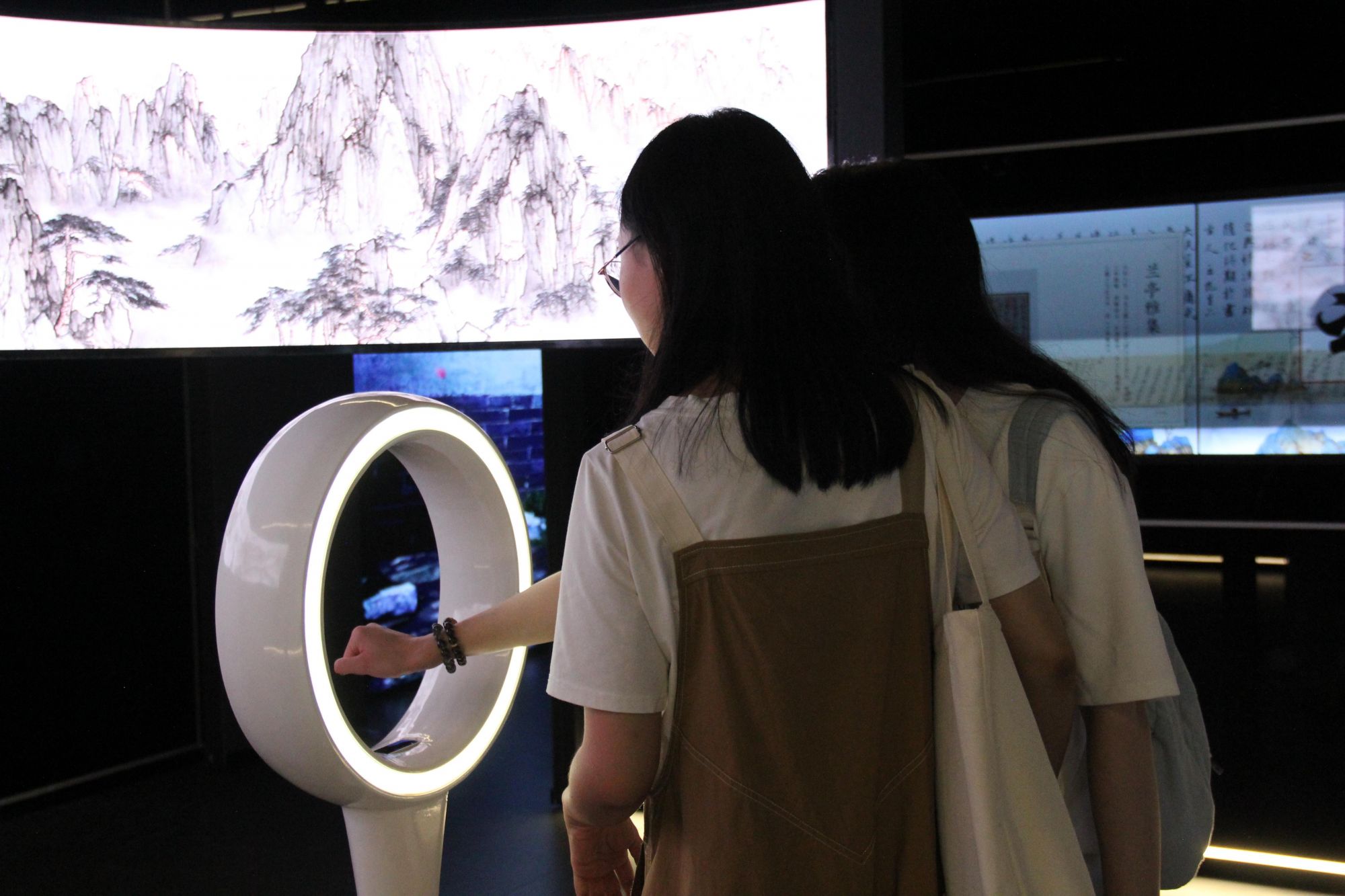 游客在&ldquo;元启金陵&rdquo;南京数字文化客厅参观并参与互动。受访者供图