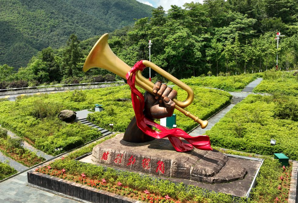 2023年6月28日在井冈山拍摄的&ldquo;胜利的号角&rdquo;雕塑（无人机照片）。 新华社记者 万象 摄