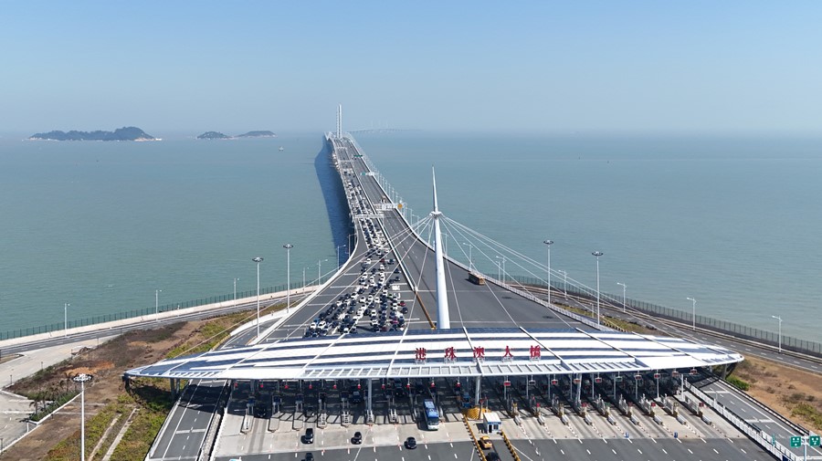 图1.端午节期间，&ldquo;北上&rdquo;车辆经港珠澳大桥前往内地。（港珠澳大桥边检站供图）