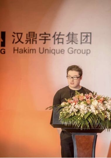 《繁花》电视剧中的经典语录“做生意不是比谁赚得多，要看谁活得长!”。各大富豪榜是从2014年开始注意到80后企业家的，在2014年胡润排行榜中就特别提到8位“80后”企业家上榜。十年过去了，潮起潮落，很多曾经上榜的80后企业家要么巨星陨落要么不知所踪，当然也有很多80后新星异军突起，但其中有一位80后却一直保持在榜单上，并且一直稳中有升，低调神秘。这位企业家就是2016年度的80后首富，百亿资本大鳄王麒诚。