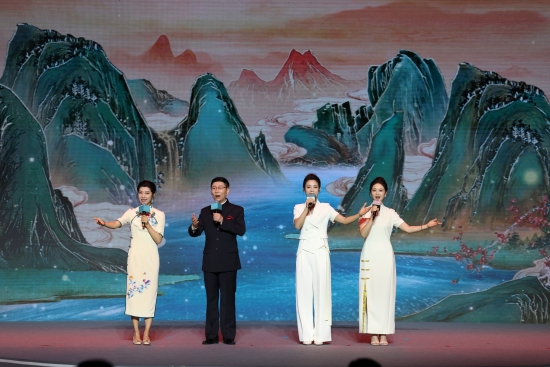 四位戏曲演员同台献唱。