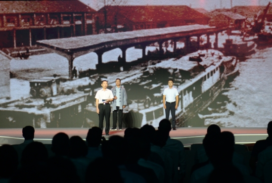 三位运河人在&ldquo;何以中国&middot;运载千秋&rdquo;网络主题宣传活动现场讲述。人民视频供图