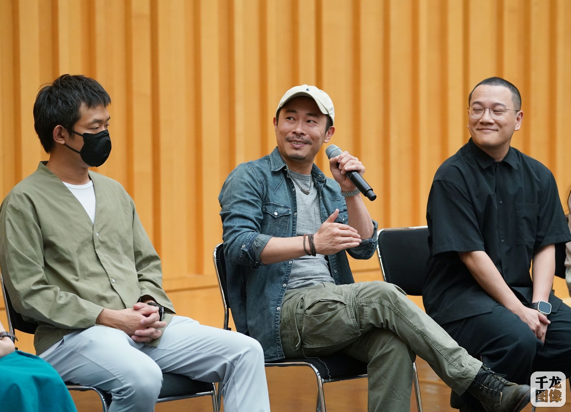 2 香港话剧团粤语话剧《小岛·馀香》联合导演邱廷辉参会并分享导演心得