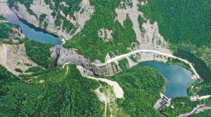 位于泾河源头的宁夏回族自治区固原市泾源县老龙潭景区,两侧悬崖郁郁葱葱。泾河水波荡漾,从这里开始全长460千米的旅途。秦瑞杰 党硕 摄影报道 位于泾河源头的宁夏回族自治区固原市泾源县老龙潭景区,两侧悬崖郁郁葱葱。泾河水波荡漾,从这里开始全长460千米的旅途。秦瑞杰 党硕 摄影报道