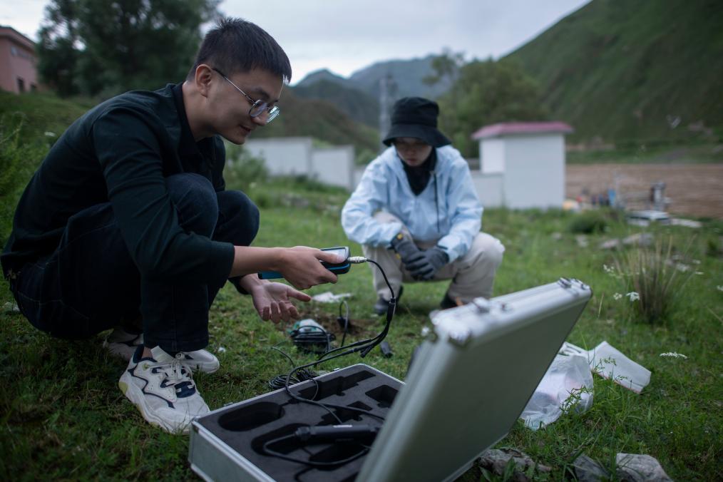 7月20日，在直门达水文站，长江科学院空间信息技术应用研究所廖茂昕（左）和付珺琳进行土壤多参数检测。新华社记者 伍志尊 摄