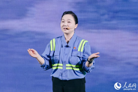 黄英红讲述在互联网&ldquo;种地&rdquo;的故事。人民网摄