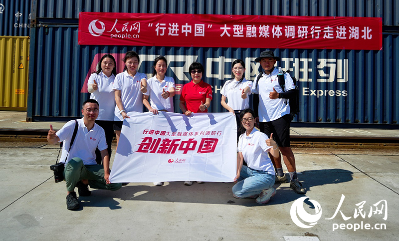 岚图生产车间，汽车整车焊接全部由机器人自动完成。人民网记者 王郭骥摄
