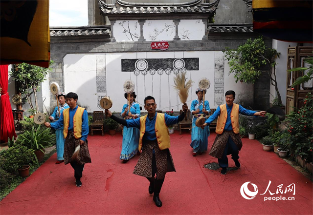 云南丽江古城&ldquo;天地院&rdquo;的纳西族演出。 人民网记者 程浩摄