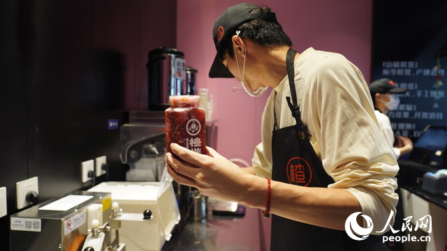 &ldquo;楂堆&rdquo;工作人员正在制作饮品。人民网记者 吴茜薇摄