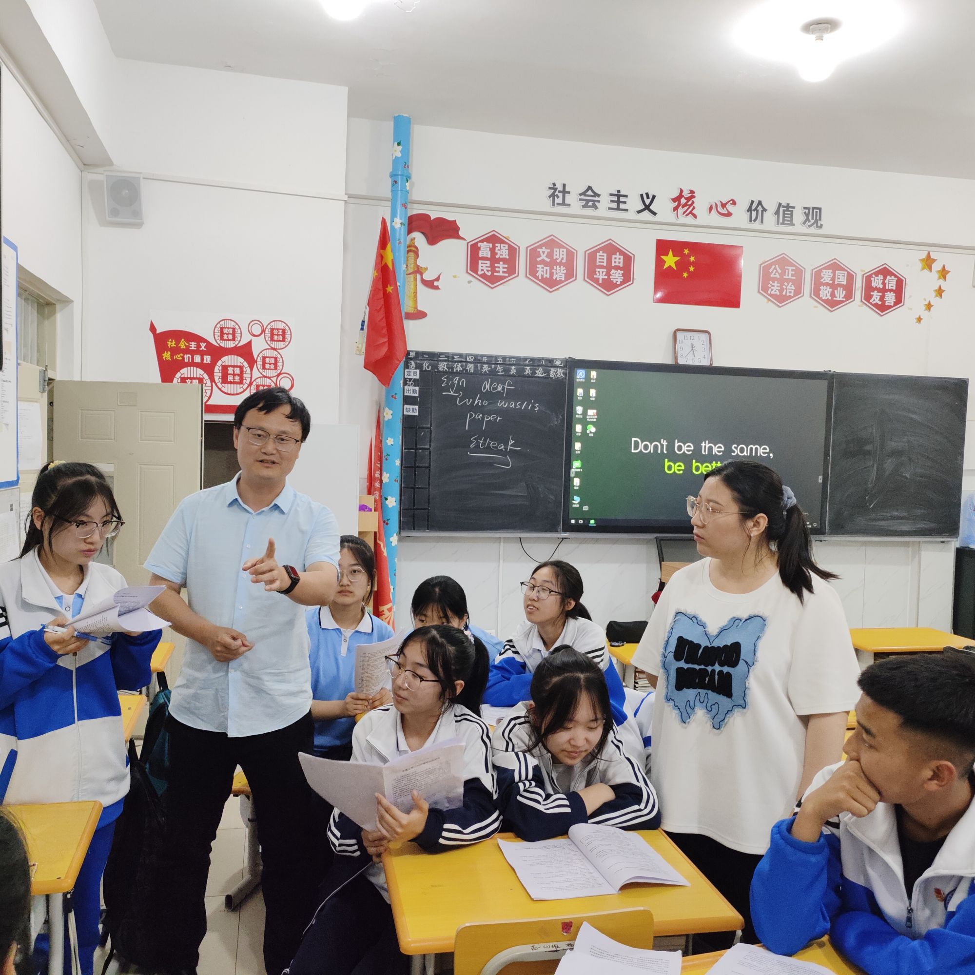 帮扶校长胡小蒙与选择“模拟法庭”选修课的老师同学们交流