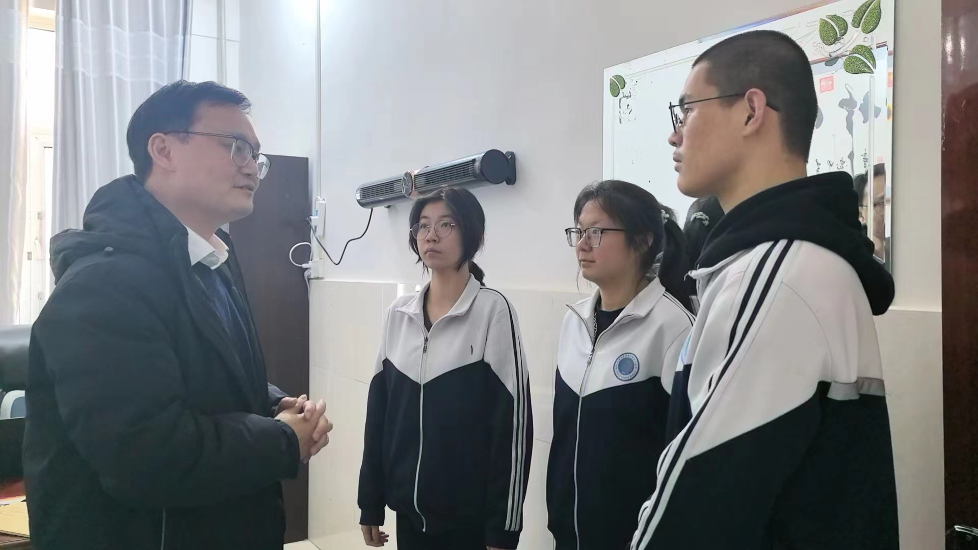 胡小蒙与同学们交流生涯规划情况