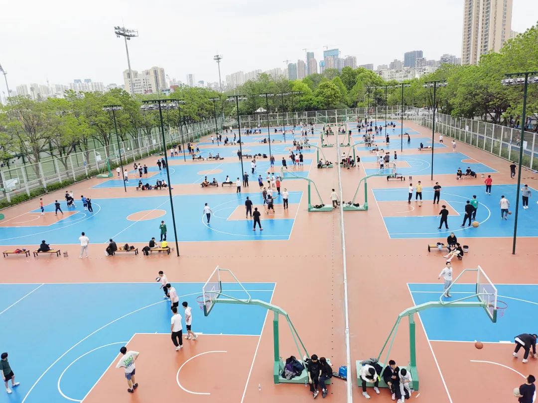 市民在武汉全民健身中心篮球场打球。武汉全民健身中心供图 市民在武汉全民健身中心篮球场打球。武汉全民健身中心供图