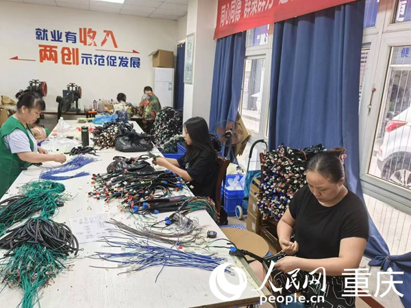 社区居民在&ldquo;巧手梦工坊&rdquo;工作。人民网记者 冯文彦摄