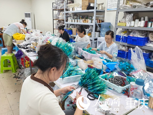 社区居民在&ldquo;巧手梦工坊&rdquo;工作。人民网记者 冯文彦摄