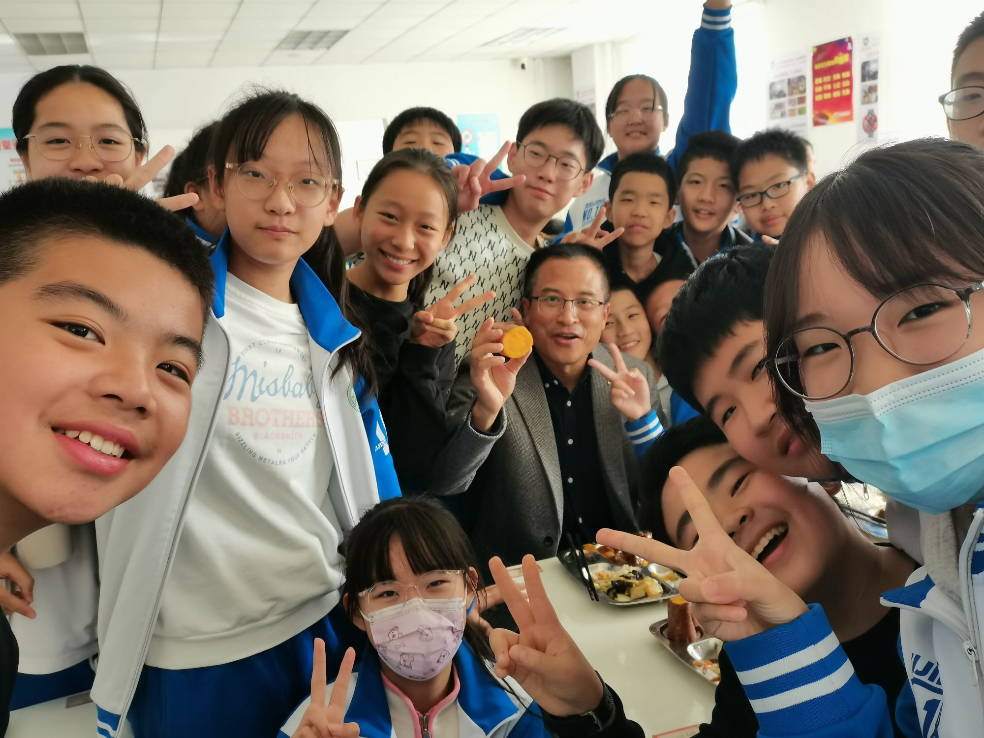 课间与学生一起用餐