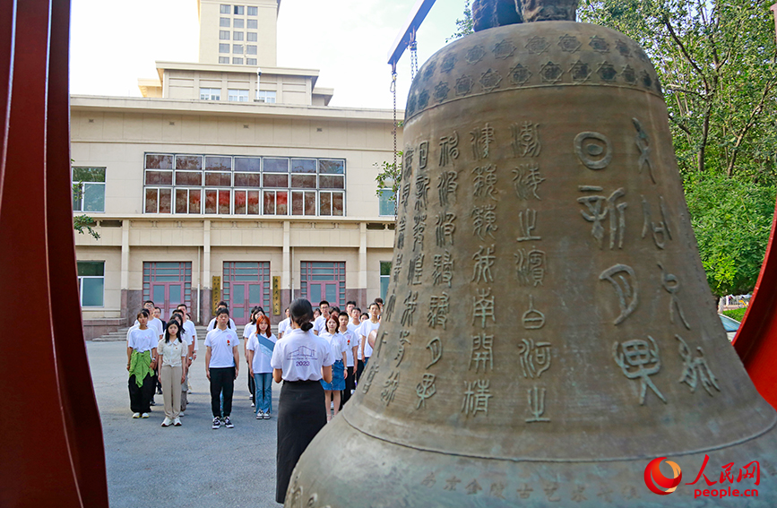 南开大学校钟前，青年师生朗诵《为中华之崛起而读书》。人民网记者 崔新耀摄