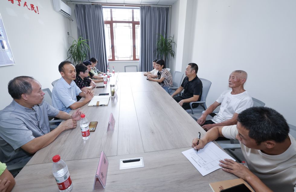 2024年9月20日，诸暨市、同山镇人大代表在同山镇第二片区人大联络室同当地群众议事座谈。新华社记者 徐昱 摄