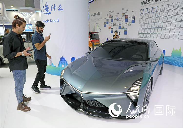 东博会上，上汽通用五菱展出的一款名为&ldquo;东盟之光&rdquo;的新能源概念车吸引参观者驻足。人民网记者赵益普摄
