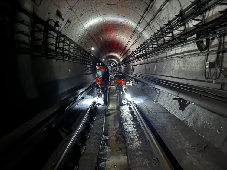 节日我在岗 | 深夜忙碌地铁人,千次敲击保轨道无忧