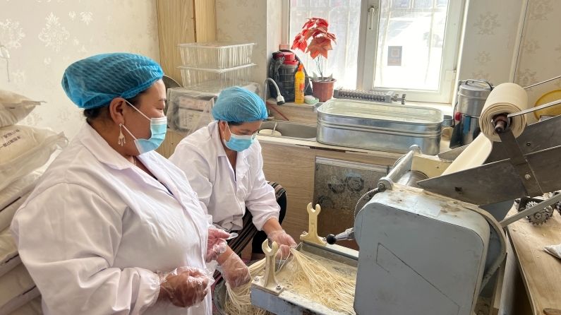 沿着边境看中国 美丽新疆展风华｜边境小镇居民有了稳稳的幸福