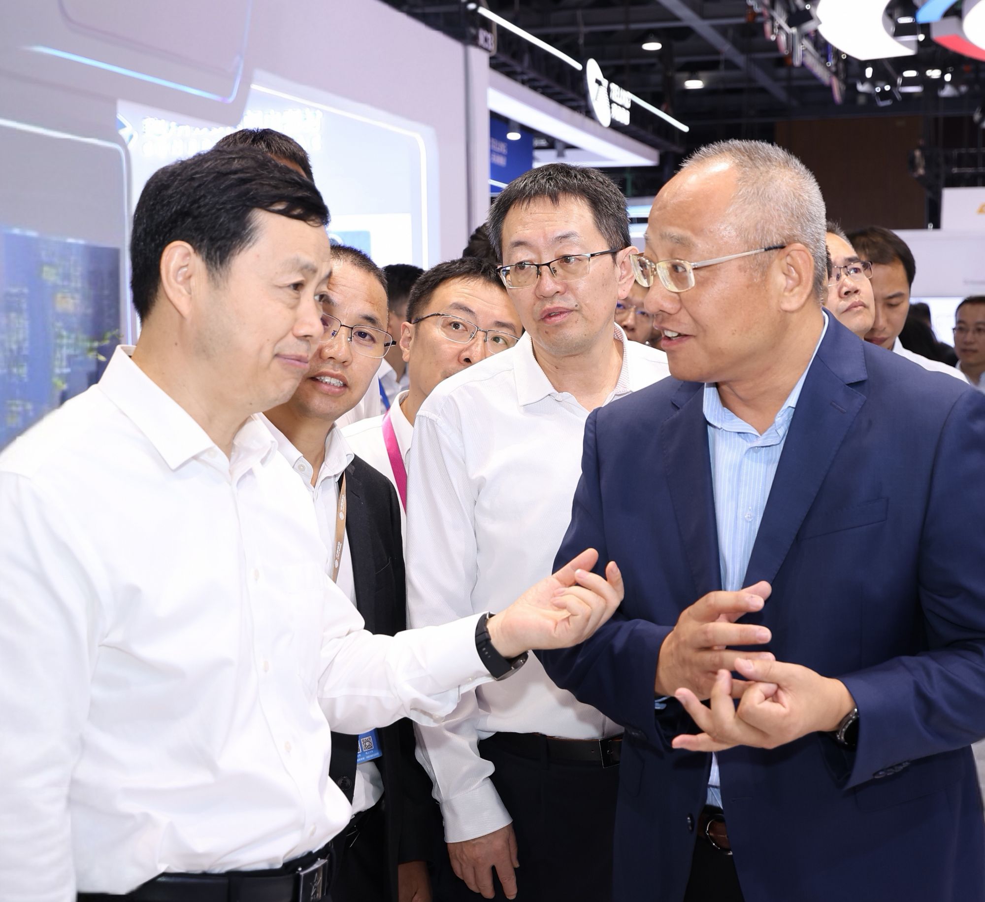 展会期间,尤为引人注目的亮点是中国移动通信集团董事长杨杰莅临鸿蒙