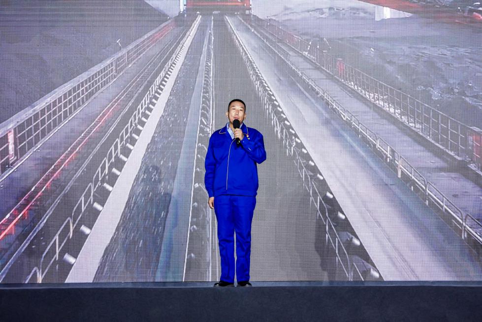 邵旭鹏在&ldquo;何以中国&middot;五星出东方&rdquo;网络主题宣传活动现场演讲。人民视频供图