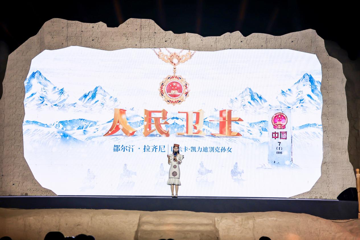 都尔汗&middot;拉齐尼在&ldquo;何以中国&middot;五星出东方&rdquo;网络主题宣传活动现场演讲。人民视频供图