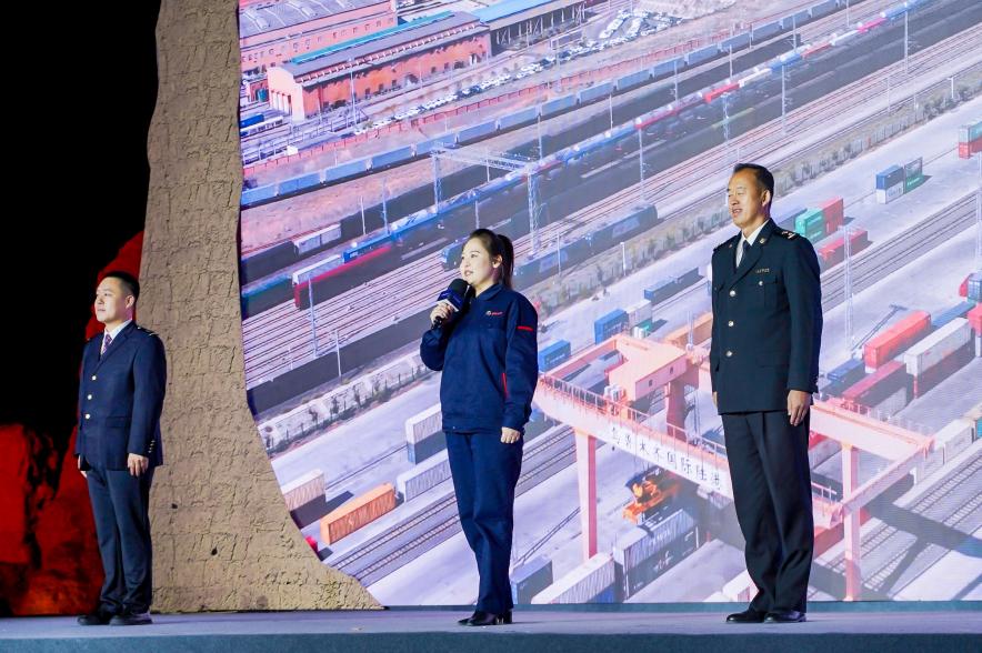 早吾扎?哈力赛（左二）在&ldquo;何以中国&middot;五星出东方&rdquo;网络主题宣传活动现场演讲。人民视频供图