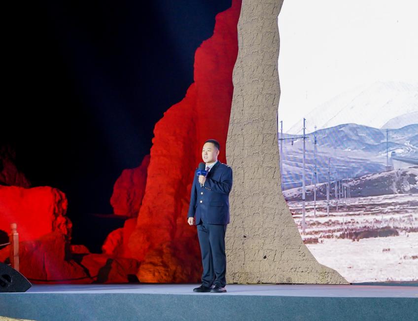 陈鑫在&ldquo;何以中国&middot;五星出东方&rdquo;网络主题宣传活动现场演讲。人民视频供图
