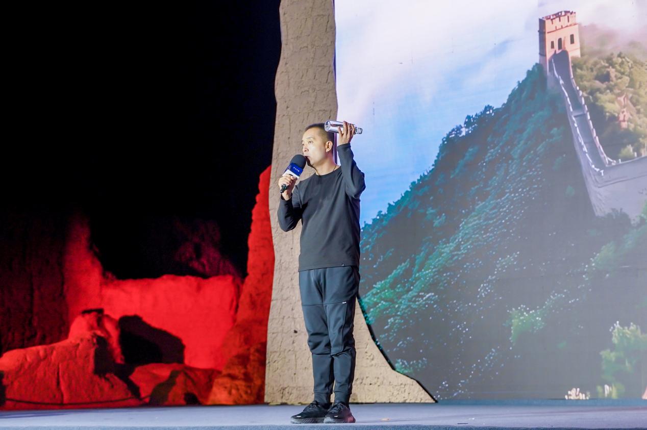 李刚在&ldquo;何以中国&middot;五星出东方&rdquo;网络主题宣传活动现场演讲。人民视频供图