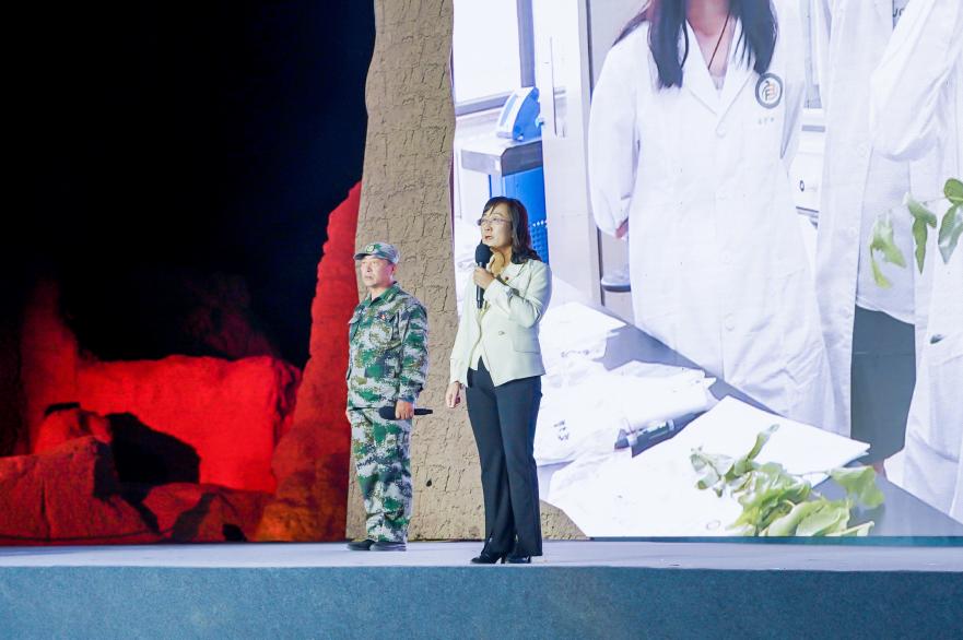吴翠云（右一）在&ldquo;何以中国&middot;五星出东方&rdquo;网络主题宣传活动现场演讲。人民视频供图