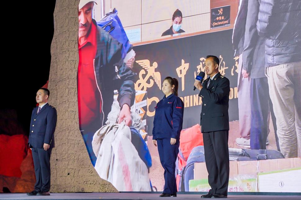 张晓波（右一）在&ldquo;何以中国&middot;五星出东方&rdquo;网络主题宣传活动现场演讲。人民视频供图