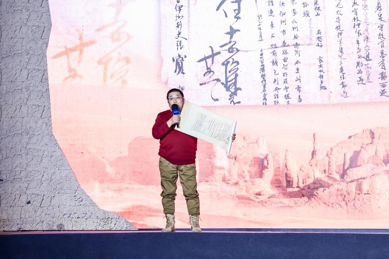 徐东良在&ldquo;何以中国&middot;五星出东方&rdquo;网络主题宣传活动现场演讲。人民视频供图
