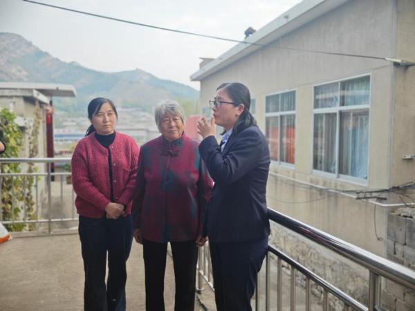 宋大娘（中）和儿媳（左一）在向保险服务专员（右一）了解银龄安康保险细节。 人民网记者 黄盛 摄