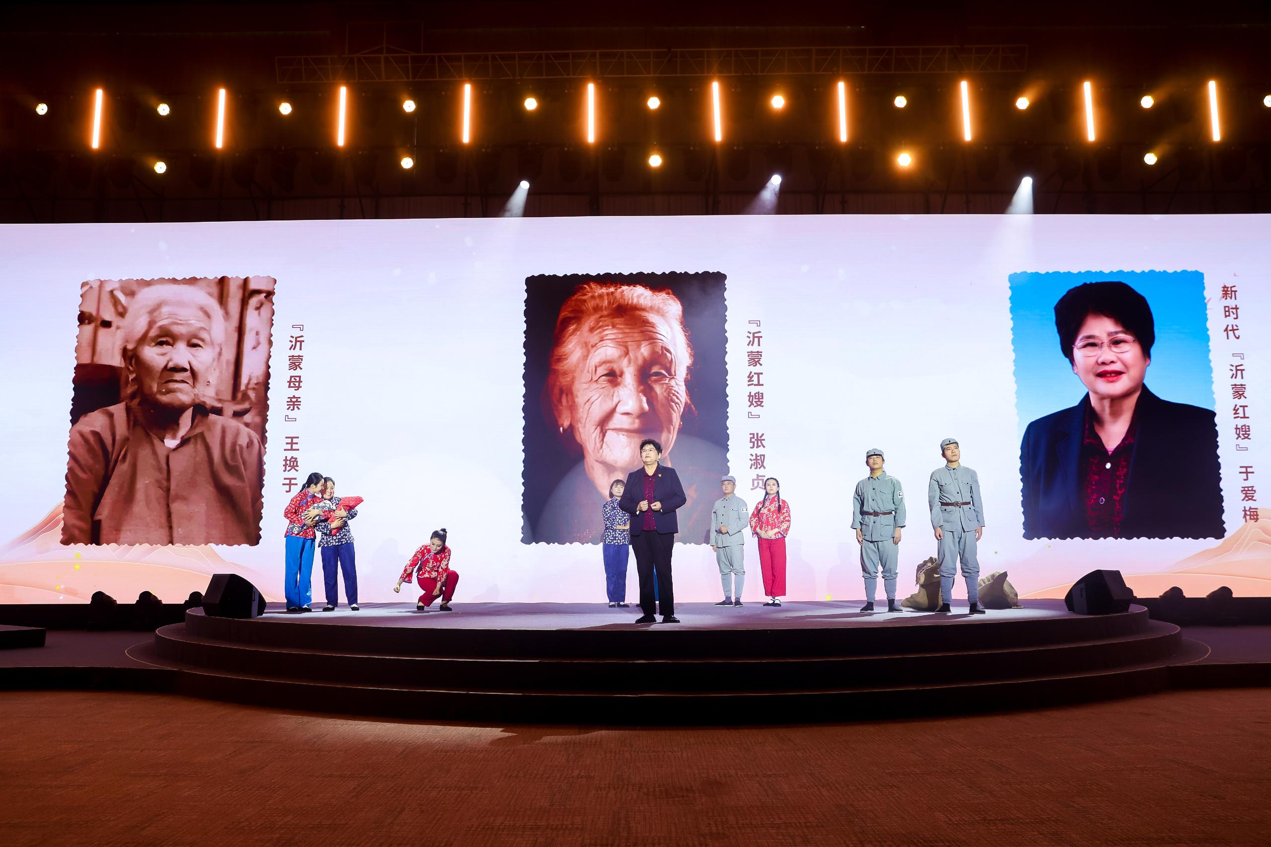 &ldquo;何以中国&middot;弦歌不辍&rdquo;网络主题活动现场，于爱梅讲述&ldquo;沂蒙红嫂&rdquo;的故事。人民视频供图。