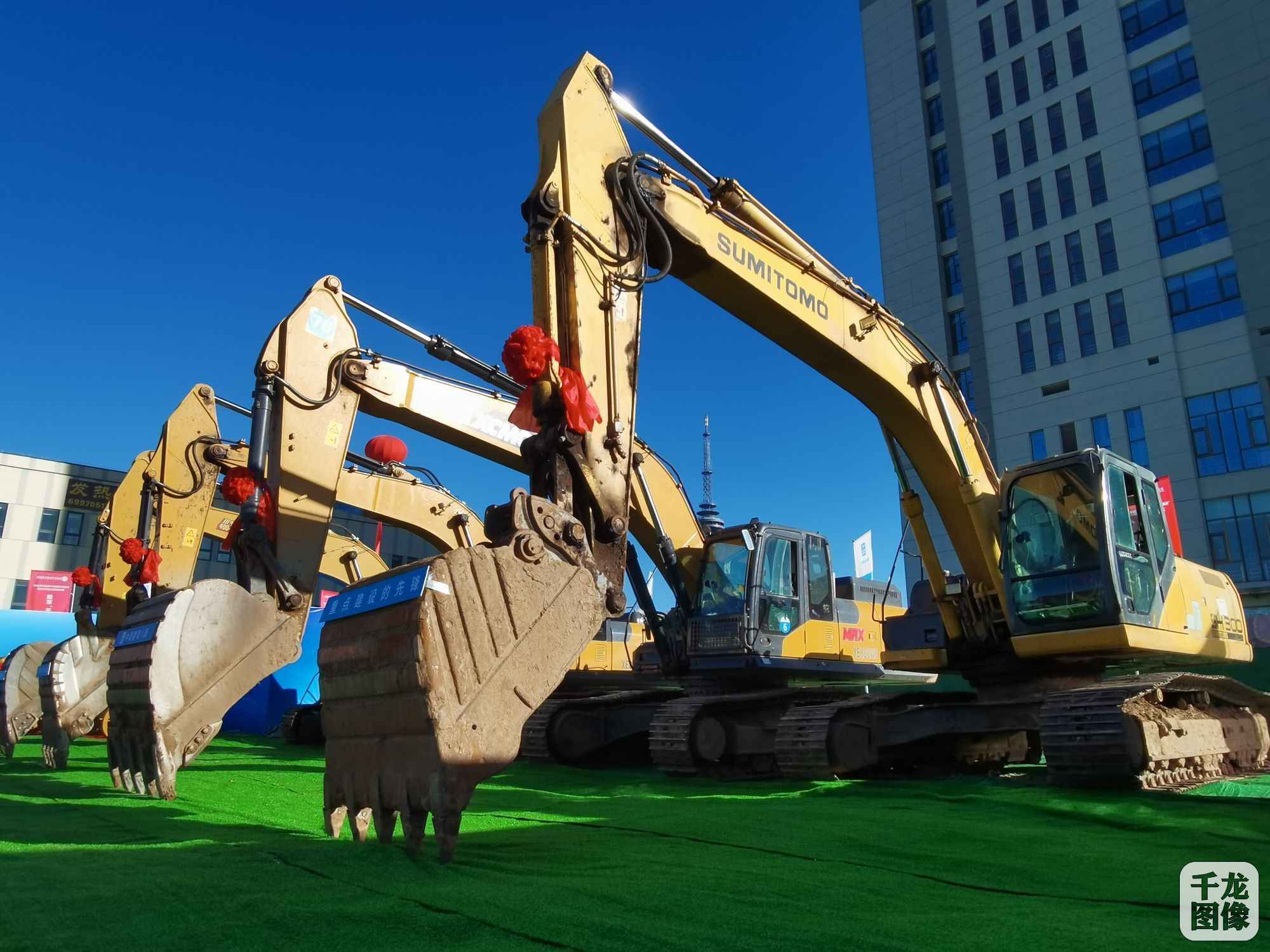 马平川摄平谷区中医医院“平急两用”综合大楼建设工程开工仪式现场。