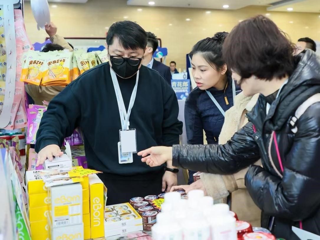 嘉宾了解展区里的宠物&ldquo;零食&rdquo;。刘磊摄
