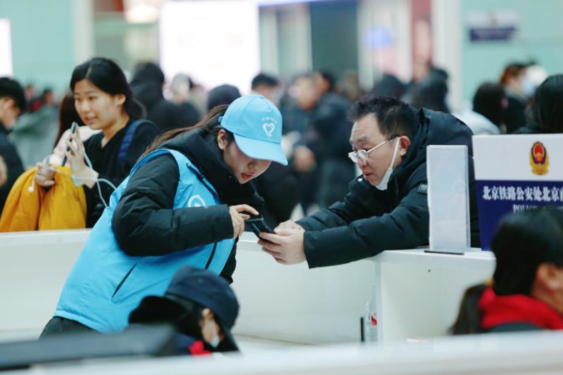 北京南站春运“暖冬行动”志愿者为旅客提供咨询服务.jpg 北京南站春运“暖冬行动”志愿者为旅客提供咨询服务.jpg