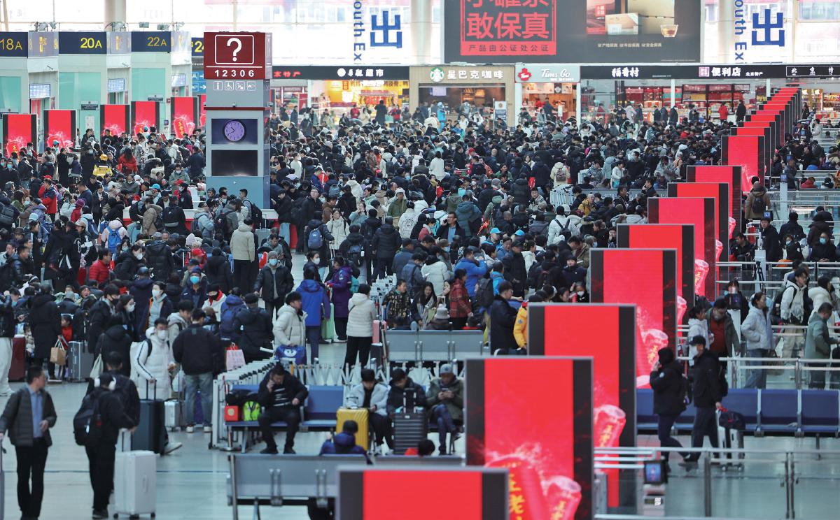 1月20日，北京南站,旅客在候车大厅排队进站。摄影/新京报记者 王贵彬