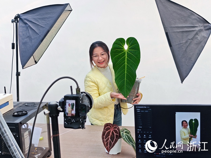 廖万甜正在直播。人民网 方彭依梦摄 廖万甜正在直播。人民网 方彭依梦摄