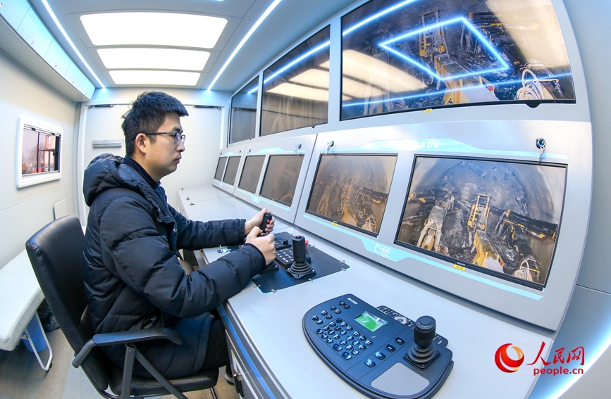 生产车间里，工作人员在生产线上穿梭忙碌，多台专用设备正在紧张总装中。人民网 宋芳鑫摄