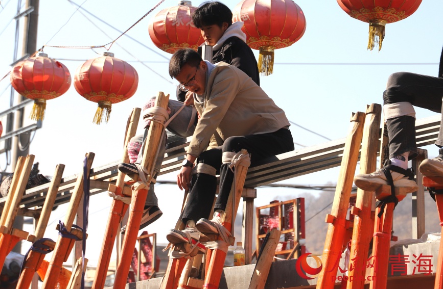 年轻人加入社火高跷排练。人民网记者 甘海琼摄 年轻人加入社火高跷排练。人民网记者 甘海琼摄