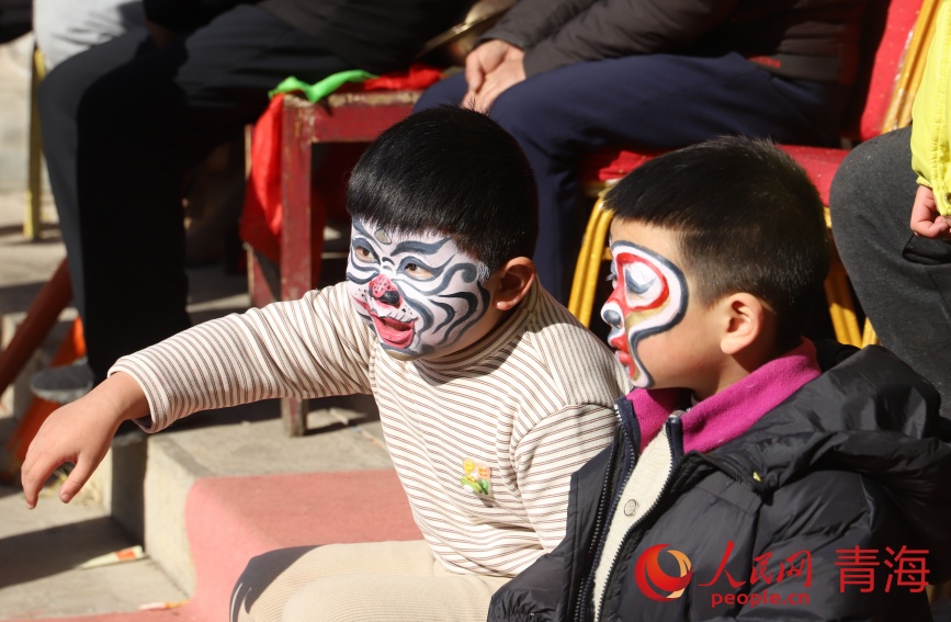 小朋友在高跷排练场观看学习。人民网记者 甘海琼摄 小朋友在高跷排练场观看学习。人民网记者 甘海琼摄