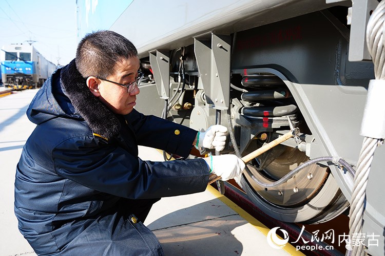 陈鹏检查机车。人民网记者 赵梦月摄 陈鹏检查机车。人民网记者 赵梦月摄